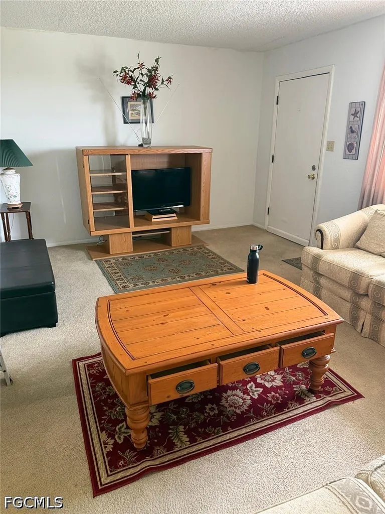 1 bed, 1.0 bath, 743 sqft, $1,000 — Photo 1