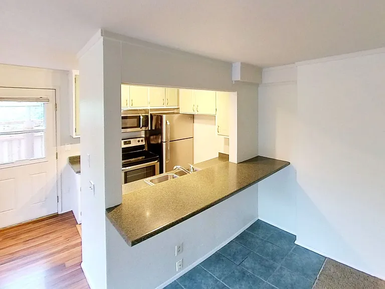 Kendal Court Apartments, 2 Bedroom, 1 Bathroom Apartments for Rent! — Photo 18