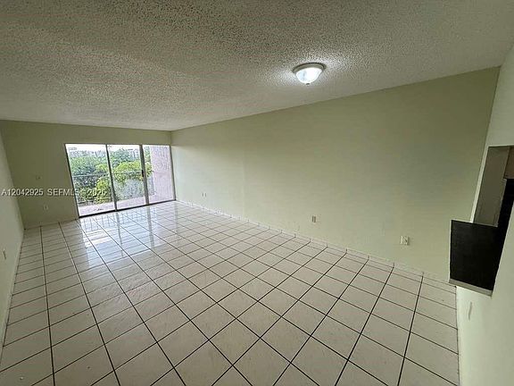 3rd image of 1900 W 68th St APT G308
