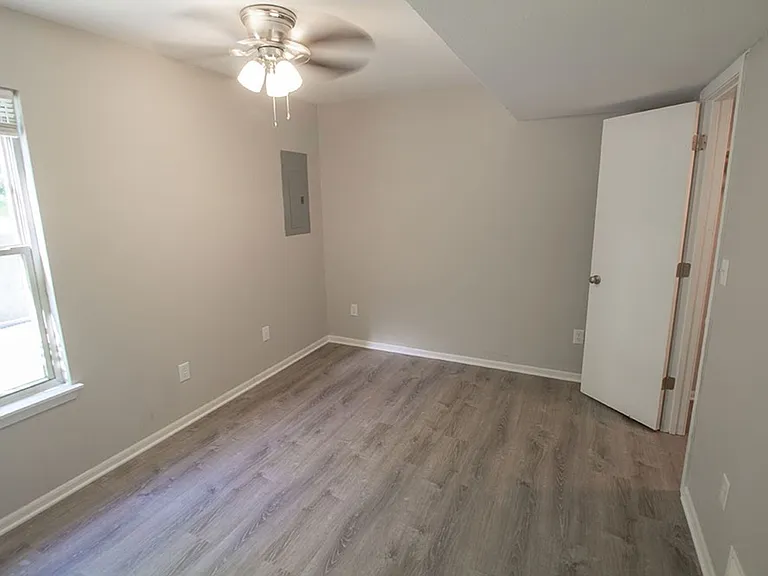 1413 Greensboro Dr — Photo 13