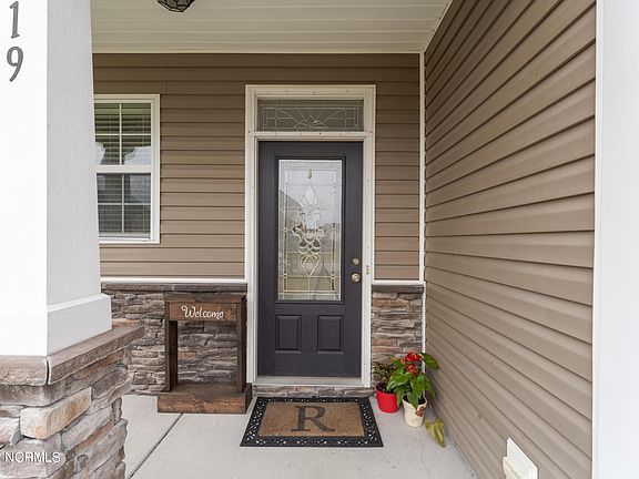 3rd image of 819 Solomon Dr