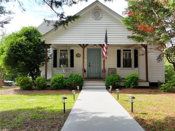 326 E Independence Blvd, Mount Airy, NC 27030