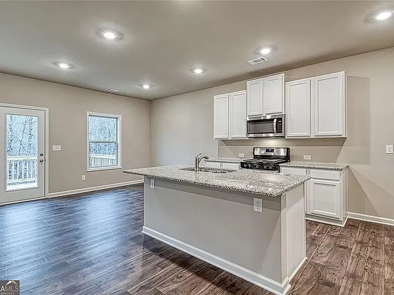 3041 Westgate Park Dr — Photo 2