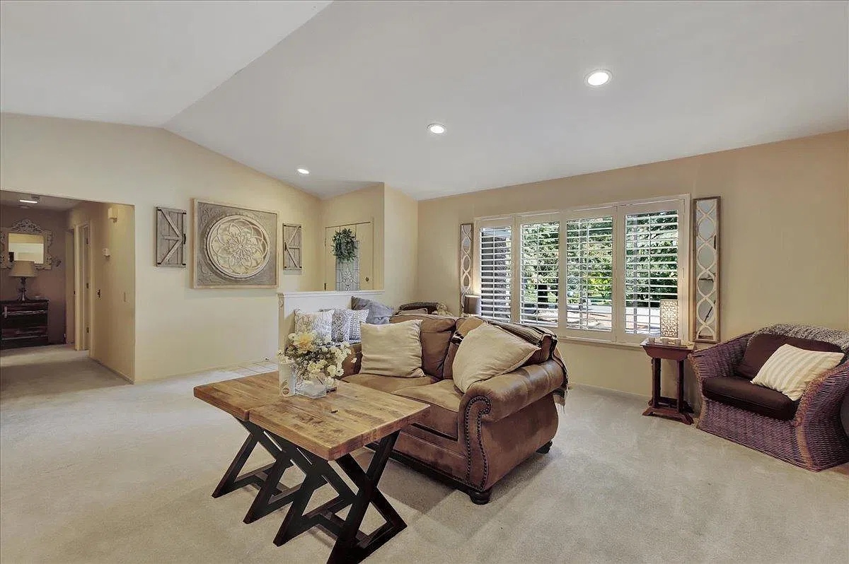 3 bed, 2070 sqft, $2,900 — Photo 2