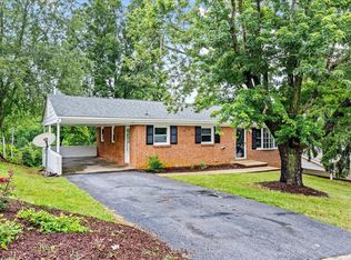 322 Monument Dr, Staunton, VA 24401