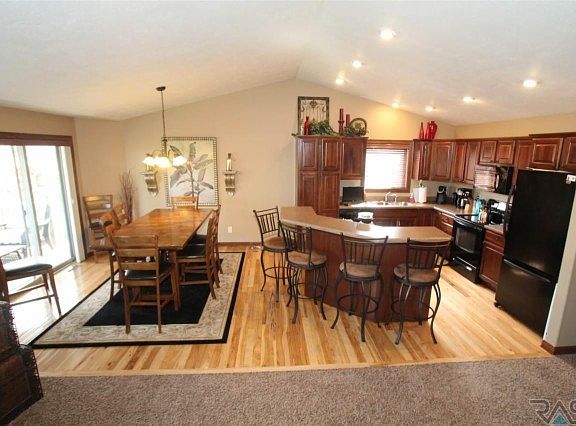 5th image of 4108 W 90th St