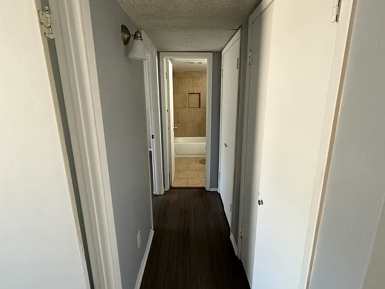 1104 NE 9th St #202 — Photo 3
