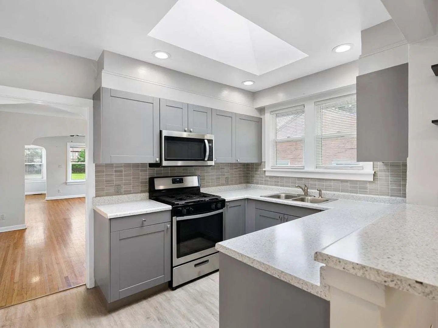 2 bed, 1052 sqft, $2,100 — Photo 2