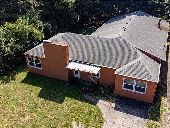 2nd image of 2920 Pear St