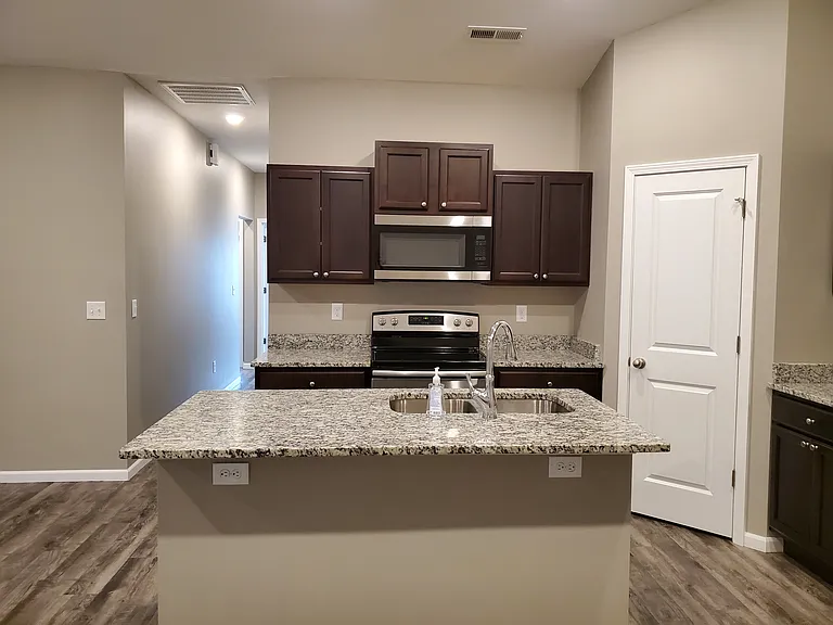 414 S Longbranch Dr — Photo 3