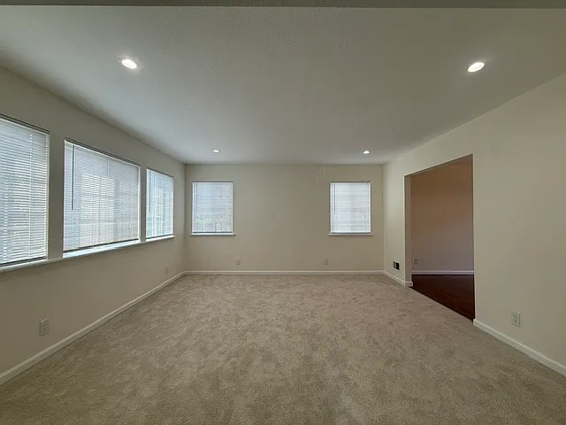 712 Prospect Row — Photo 3