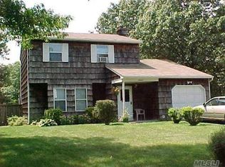 16 Hope Ct, Selden, NY 11784