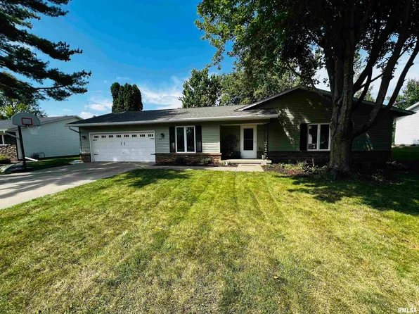 218 Evergreen Dr, Macomb, IL 61455