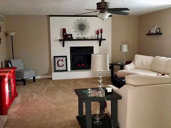 Family Room w/ Gas Fireplace