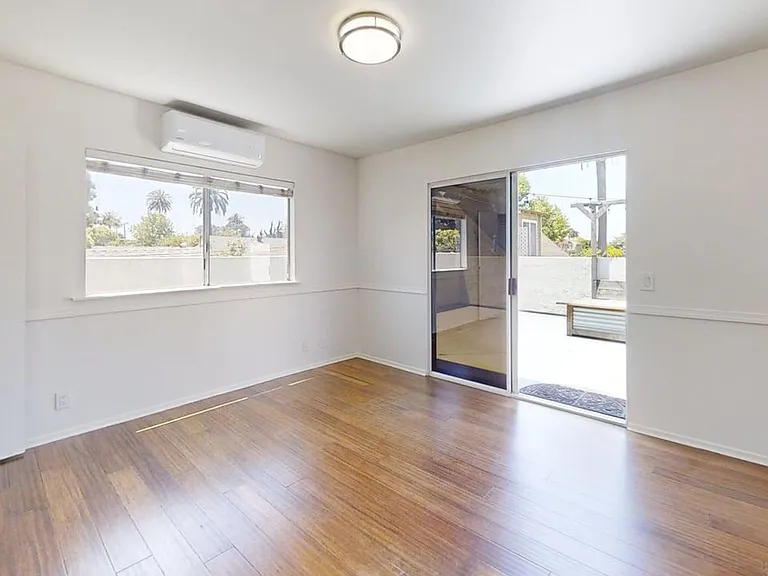 2BD/1BA Apartment in Belmont Heights — Photo 9