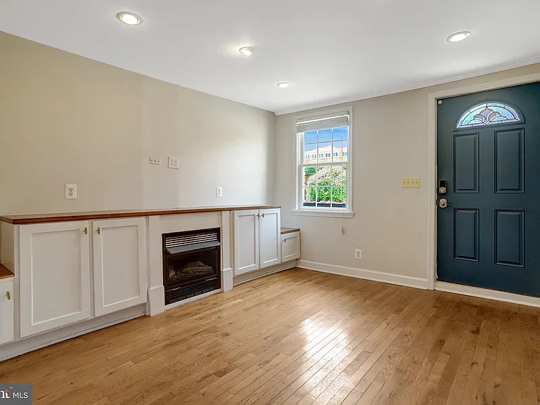 619 N Henry St — Photo 2