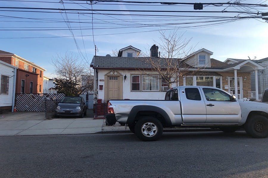 1st image of 913 E 88th St