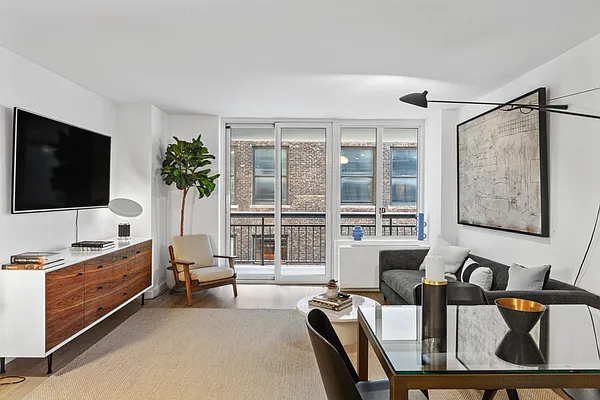 Rented by Greystar | media 52