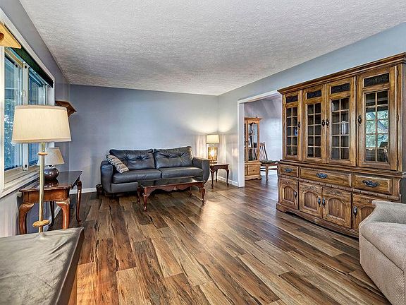 5th image of 145 Windsor Dr