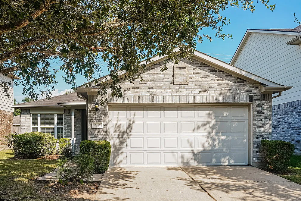 3 bed, 2.0 bath, 1558 sqft, $2,040 — Photo 1