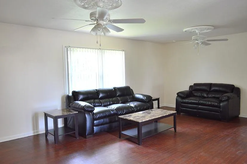 7 bed, $3,850 — Photo 3