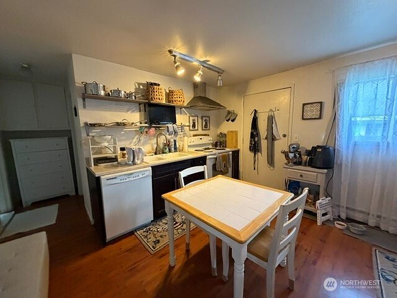 3rd image of 3831 17th Avenue SW