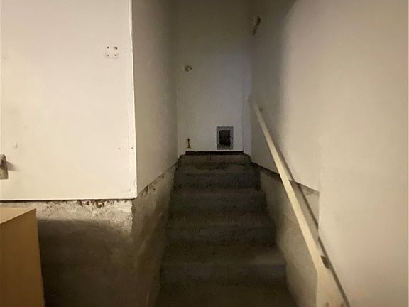 5th image of 678 Rosewood Ave