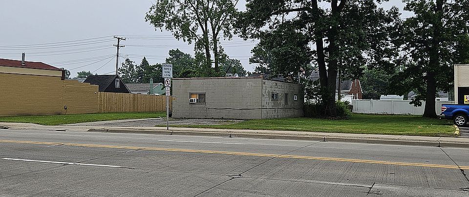 Building & 2 lots included 