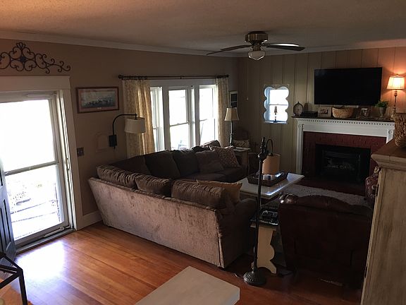 Living rm w/ gas fireplace