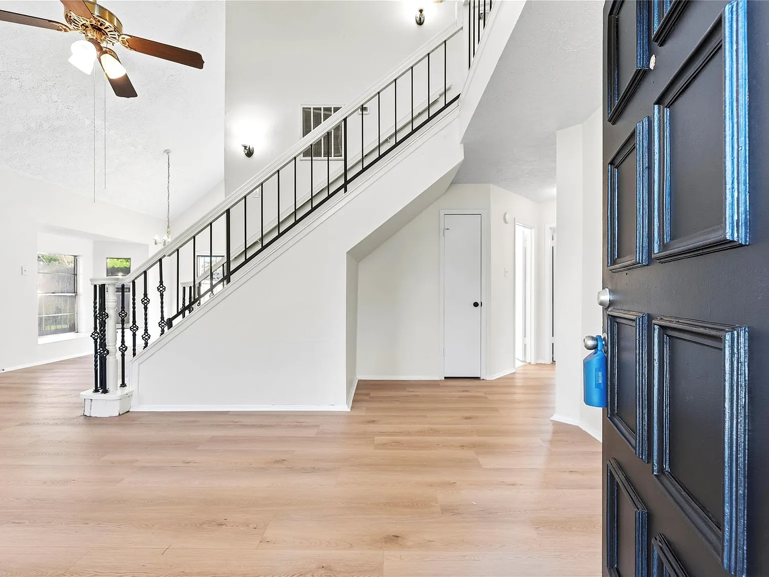 3 bed, 2.0 bath, 1637 sqft, $2,199 — Photo 3