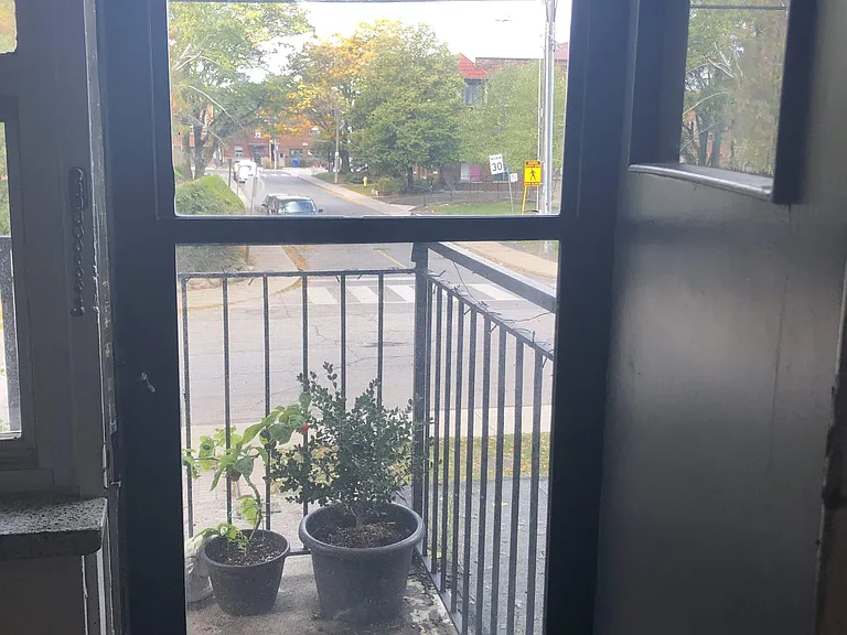 105 Raglan Ave — Photo 2