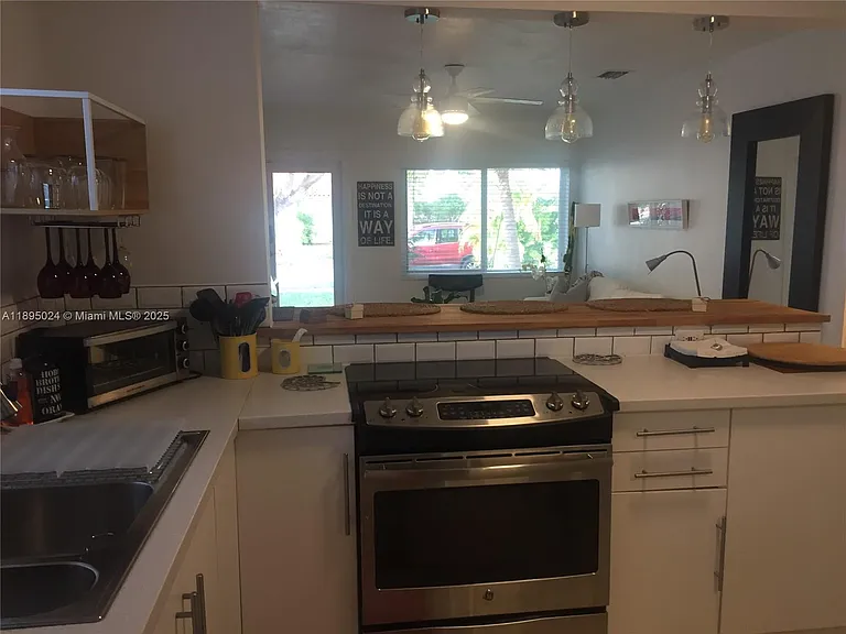 1160 SW 22nd Ter — Photo 7