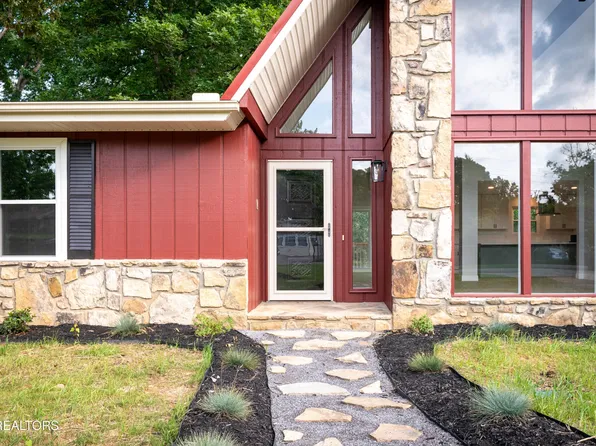 1126 Smokyview Dr, Sevierville, TN 37862