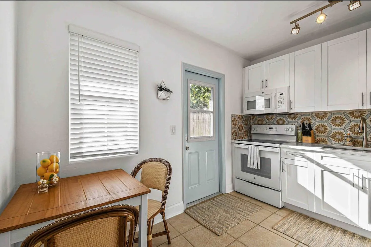 2 bed, 1.0 bath, 715 sqft, $2,395 — Photo 3