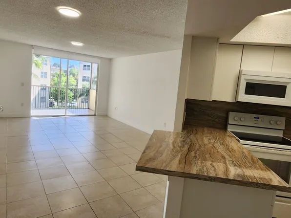 8255 Lake Dr APT 405, Doral, FL 33166