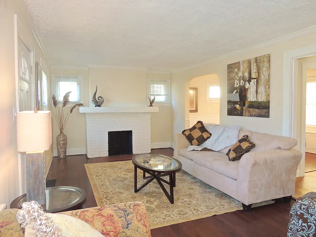 Move-In Ready! 3 Bed - 1 Bath Colonial for Rent in Cleveland Heights! — Photo 2