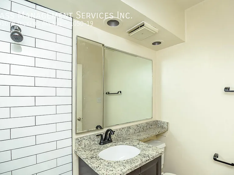 1050 W Dickens Ave #19 — Photo 13