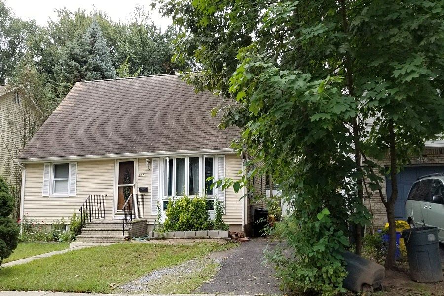 2nd image of 136 Washington Pl