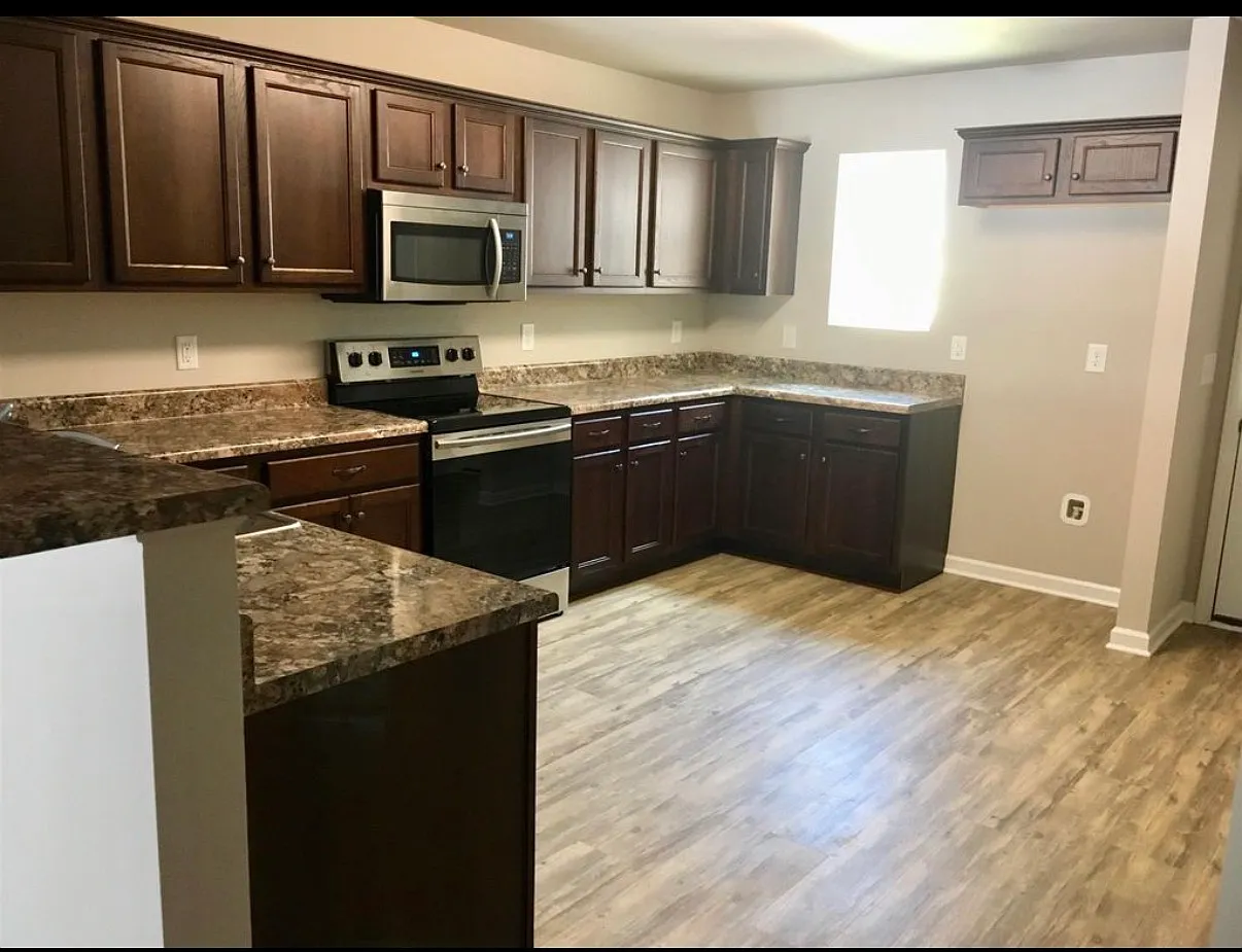 3 bed, 1500 sqft, $2,100 — Photo 3