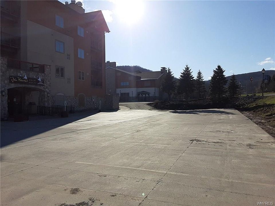 2nd image of 325-4 Tamarack Dr