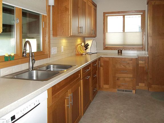 5th image of 520 Kneale Ave S