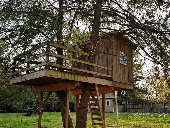 Treehouse with fireman's pole