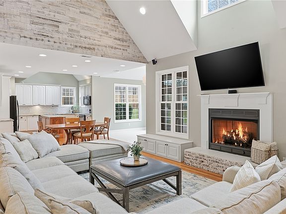 5th image of 103 Crepe Myrtle Ln