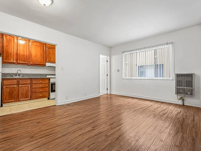 Beverly Blvd Apartments — Photo 9