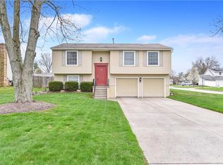 1374 Cedarwood Dr, Mineral Ridge, OH