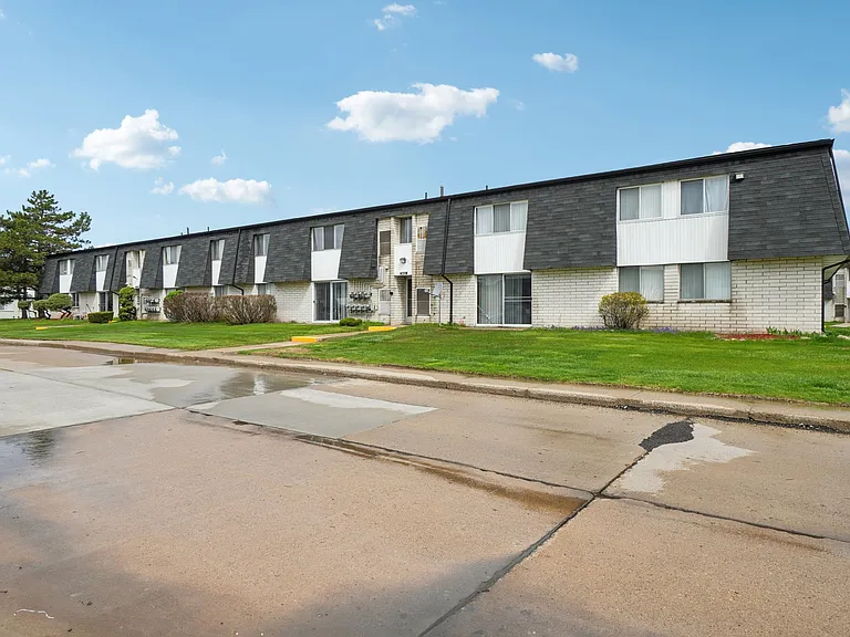 Riverside Village Apartments — Photo 117