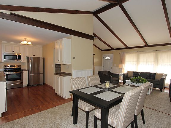 4th image of 20 Whittier Ct