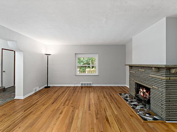 5th image of 967 McCormick Ln