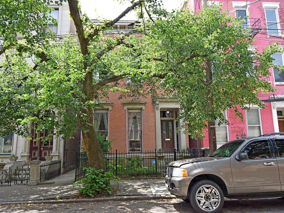 1st image of 815 Dayton St