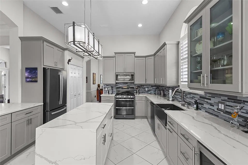 2 bed, 2.0 bath, 2121 sqft, $6,900 — Photo 3